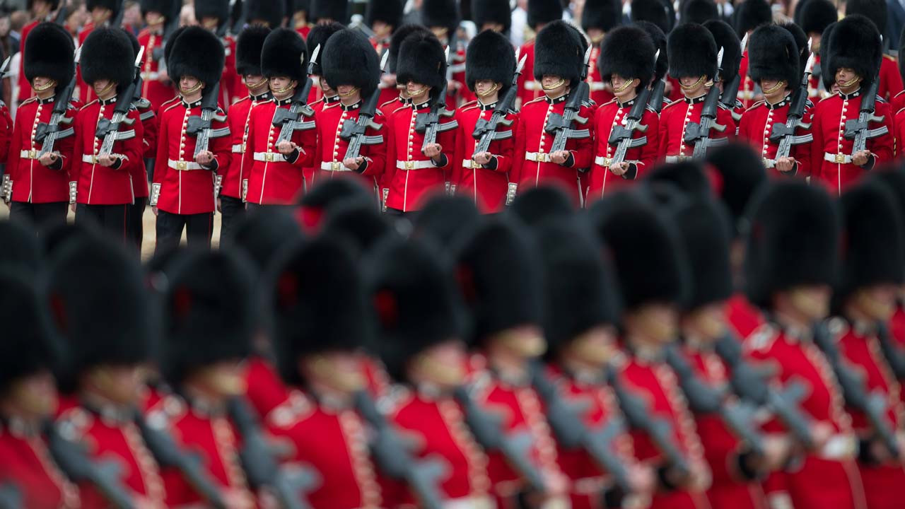 Γιατί δεν πρέπει να «τα βάζει» κανείς με τους τελετουργικούς φρουρούς (βίντεο)